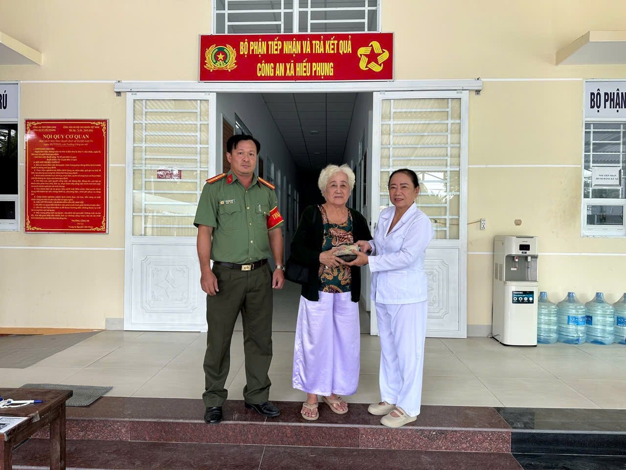 Phát hiện hàng loạt các cọc tiền 200K-500K trên đường đi chợ: Công an xã vào cuộc- Ảnh 1.