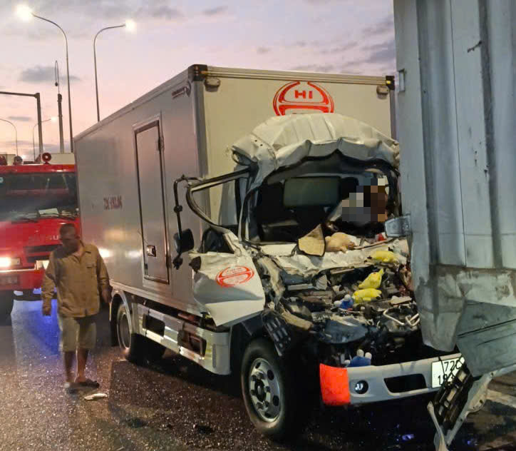 Clip va chạm tóe lửa trên cao tốc TPHCM - Long Thành, 1 tài xế tử vong - Ảnh 3.