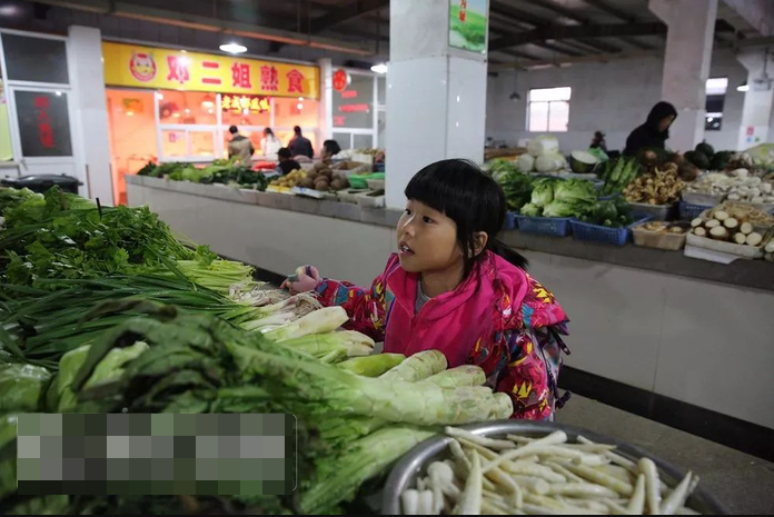 Bé gái 13 tuổi ngày nào cũng cầm đúng 3.800 đồng đi mua rau, chủ tiệm theo dõi rồi sững sờ trước sự thật- Ảnh 1.