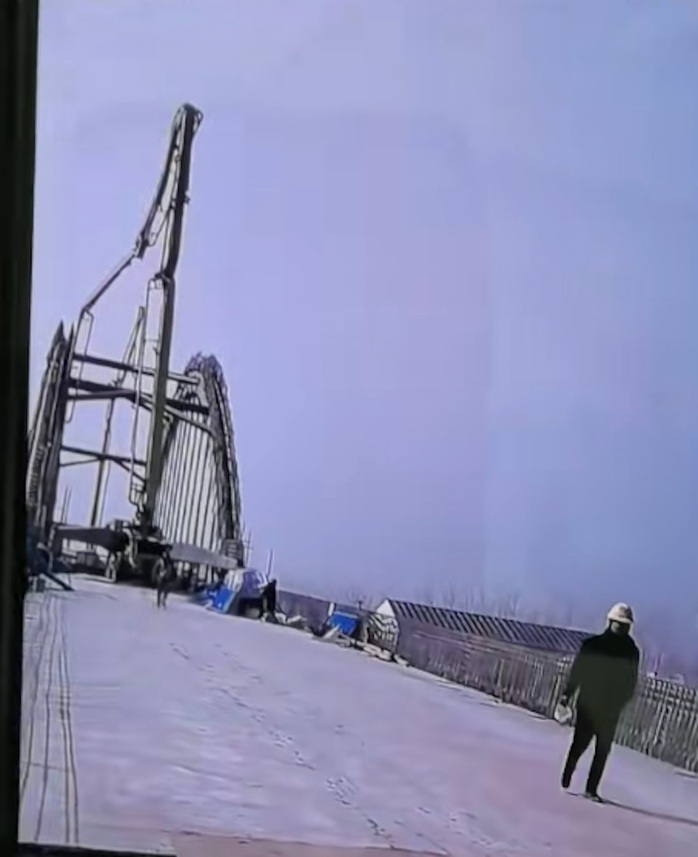 Khoảnh khắc cầu đường sắt ở Trung Quốc bất ngờ đổ sập, nhiều người thiệt mạng- Ảnh 2.