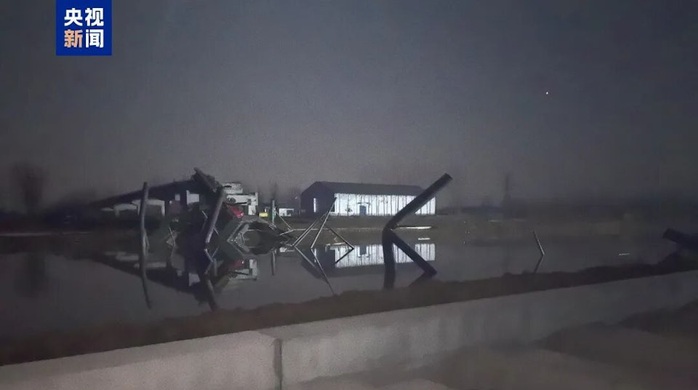 Khoảnh khắc cầu đường sắt ở Trung Quốc bất ngờ đổ sập, nhiều người thiệt mạng- Ảnh 3.