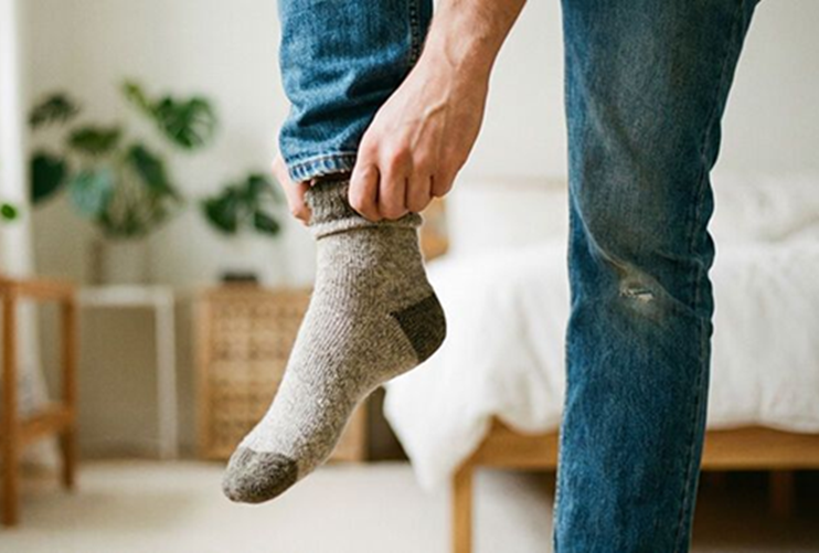 Tại sao bác sĩ nổi tiếng Nhật Bản khuyên nên đứng mang tất thay vì ngồi?- Ảnh 1.