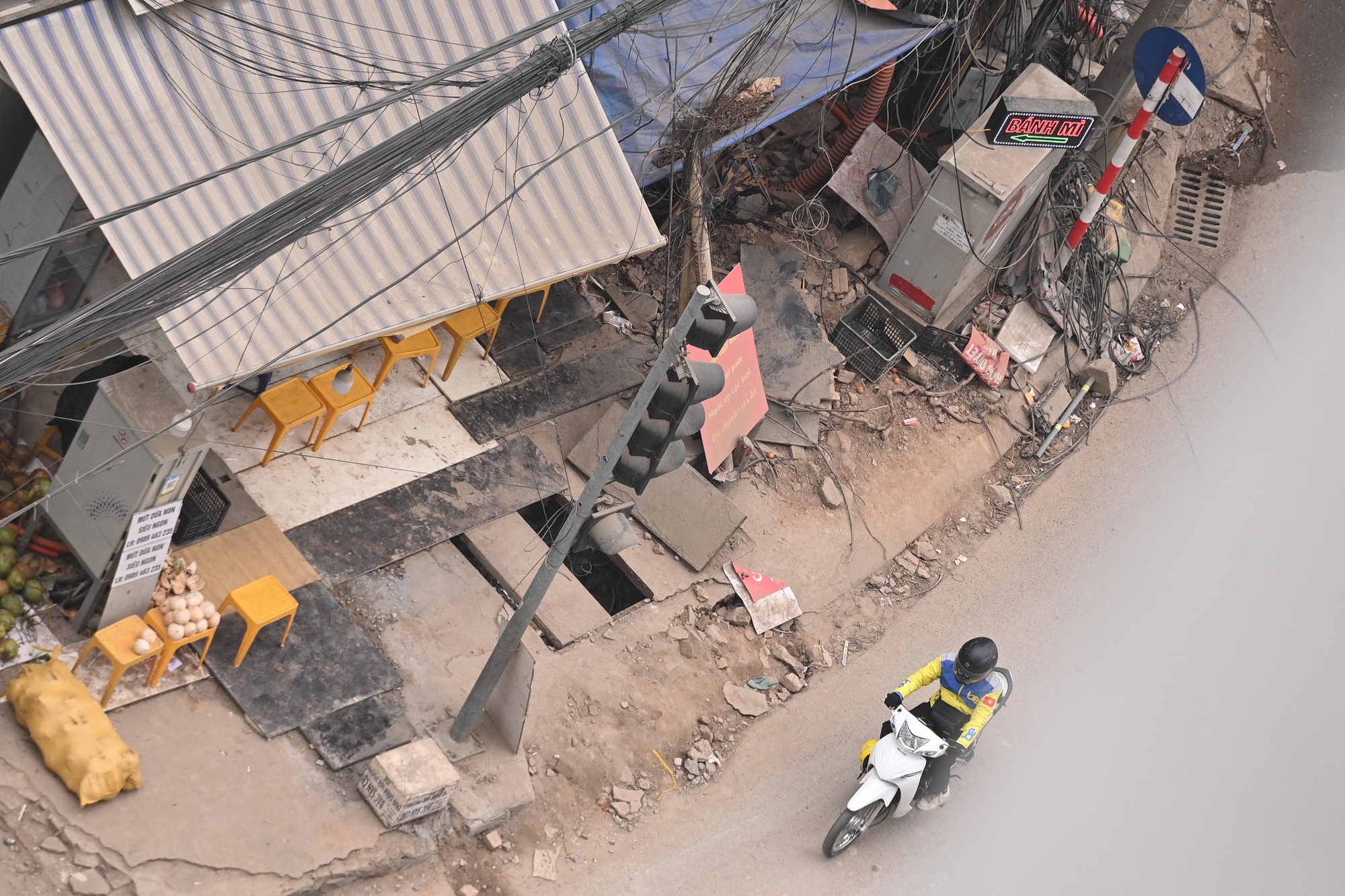 Sát Tết, đường Nguyễn Tuân vẫn ngổn ngang: Người dân Hà Nội "kêu trời" vì bụi mù kèm ùn tắc- Ảnh 8.