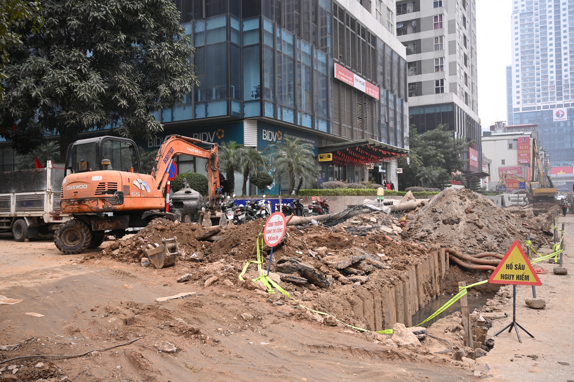 Sát Tết, đường Nguyễn Tuân vẫn ngổn ngang: Người dân Hà Nội "kêu trời" vì bụi mù kèm ùn tắc- Ảnh 16.