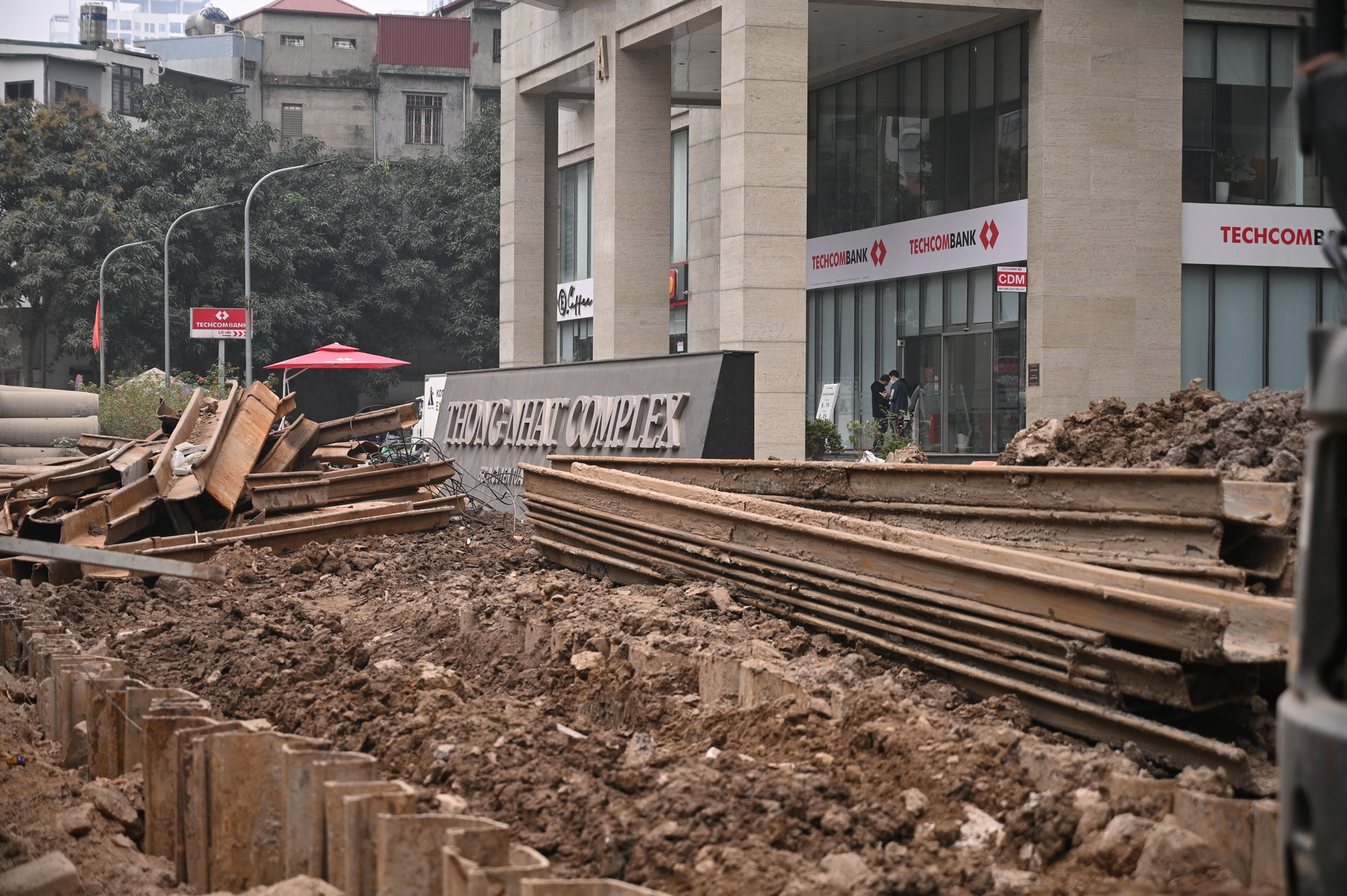 Sát Tết, đường Nguyễn Tuân vẫn ngổn ngang: Người dân Hà Nội "kêu trời" vì bụi mù kèm ùn tắc- Ảnh 18.