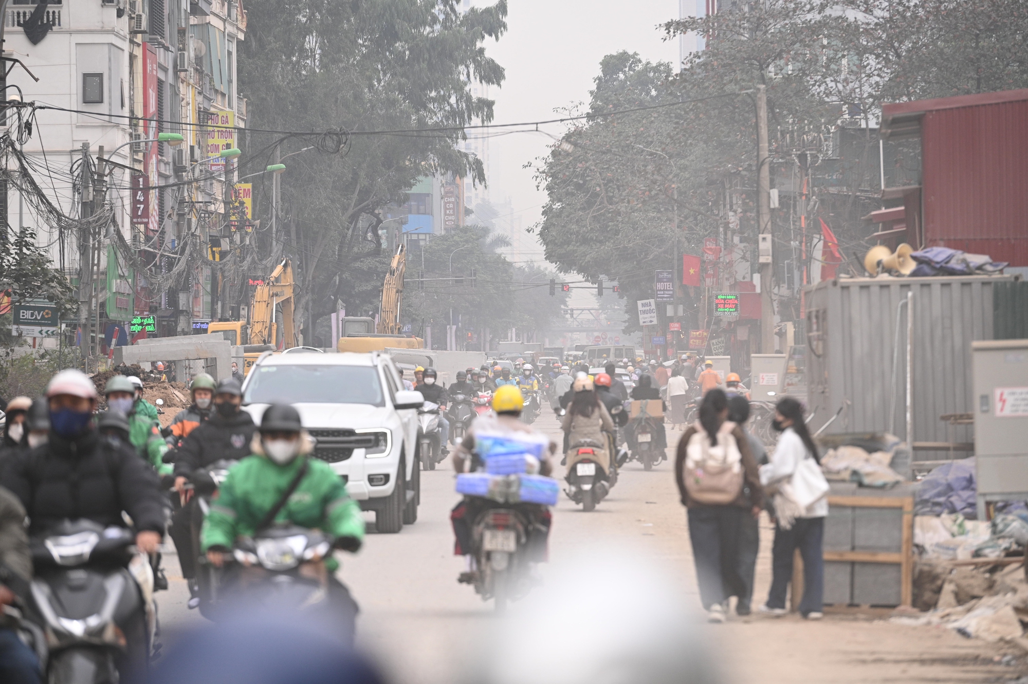 Sát Tết, đường Nguyễn Tuân vẫn ngổn ngang: Người dân Hà Nội "kêu trời" vì bụi mù kèm ùn tắc- Ảnh 15.