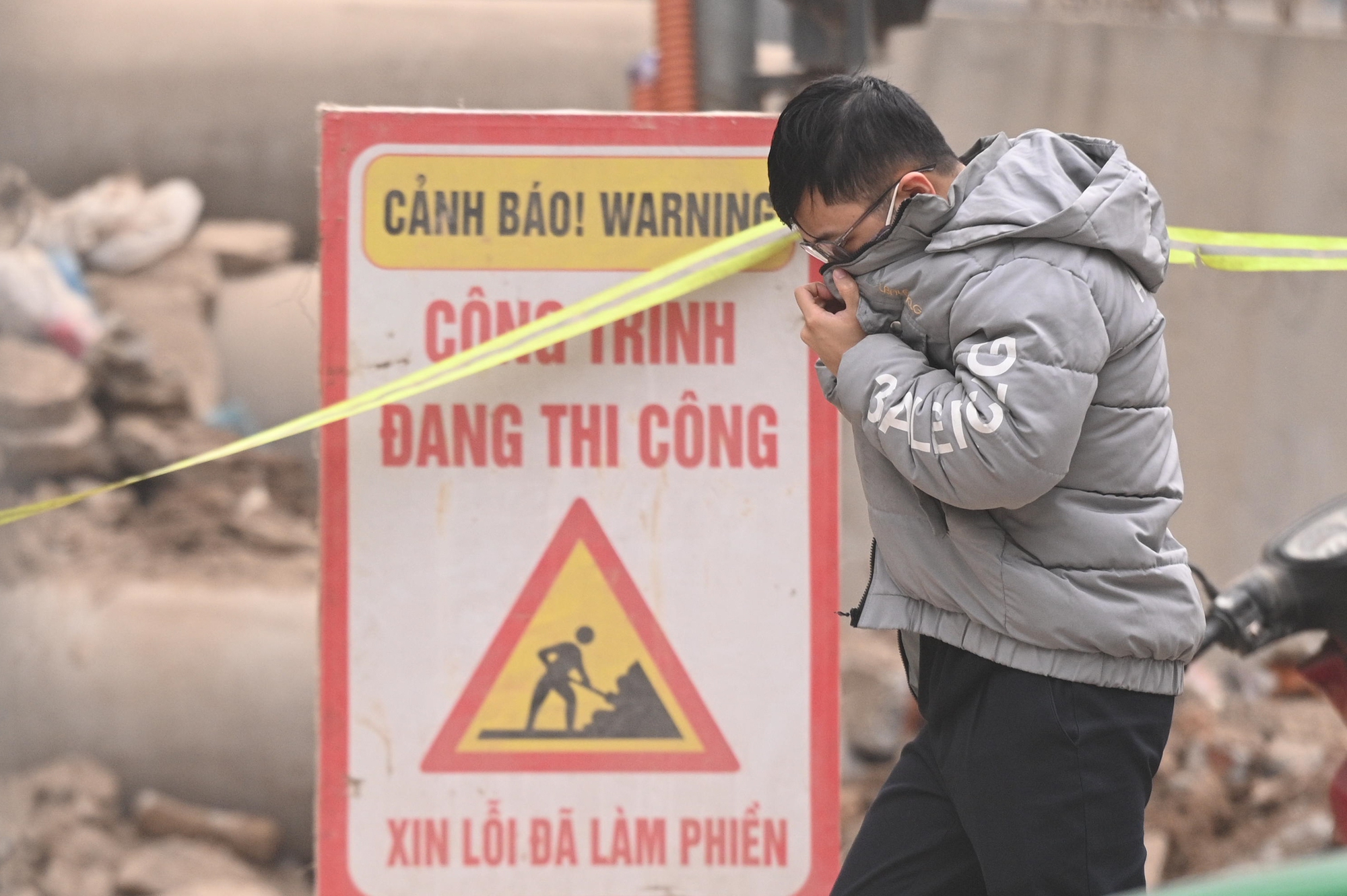 Sát Tết, đường Nguyễn Tuân vẫn ngổn ngang: Người dân Hà Nội "kêu trời" vì bụi mù kèm ùn tắc- Ảnh 9.