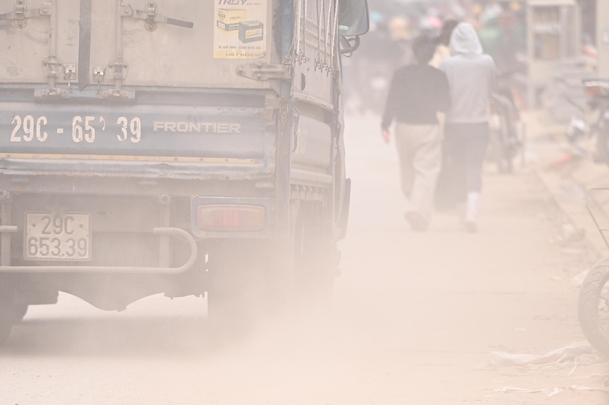 Sát Tết, đường Nguyễn Tuân vẫn ngổn ngang: Người dân Hà Nội "kêu trời" vì bụi mù kèm ùn tắc- Ảnh 3.