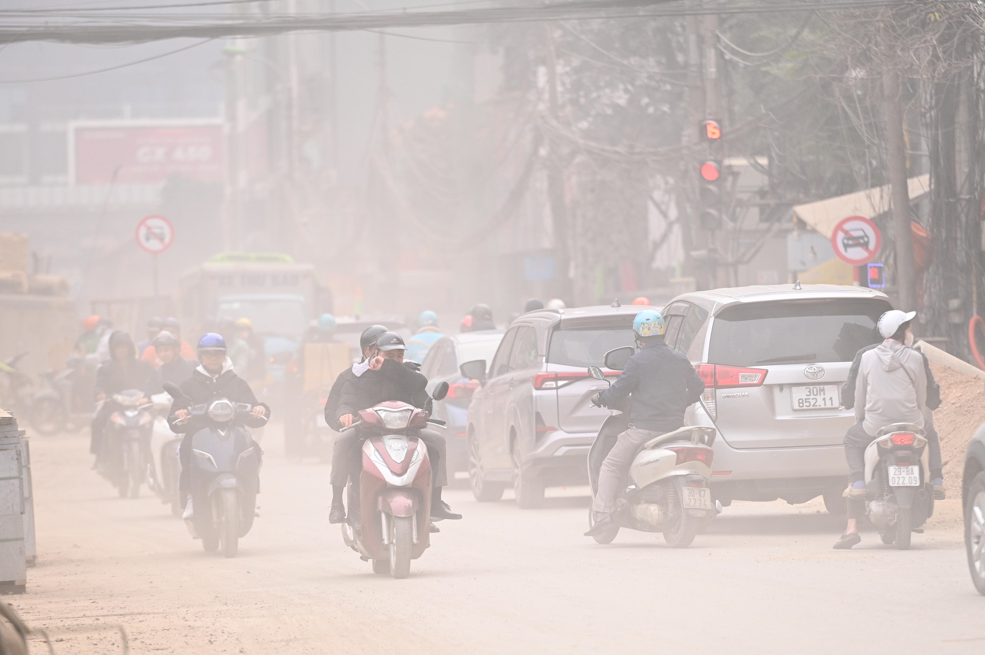 Sát Tết, đường Nguyễn Tuân vẫn ngổn ngang: Người dân Hà Nội "kêu trời" vì bụi mù kèm ùn tắc- Ảnh 2.