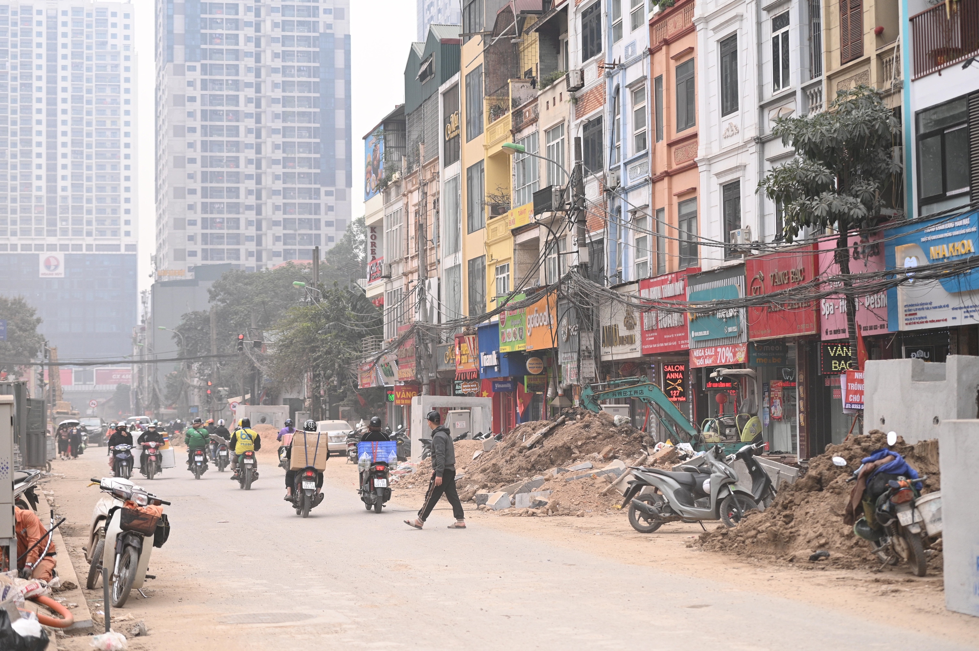 Sát Tết, đường Nguyễn Tuân vẫn ngổn ngang: Người dân Hà Nội "kêu trời" vì bụi mù kèm ùn tắc- Ảnh 6.