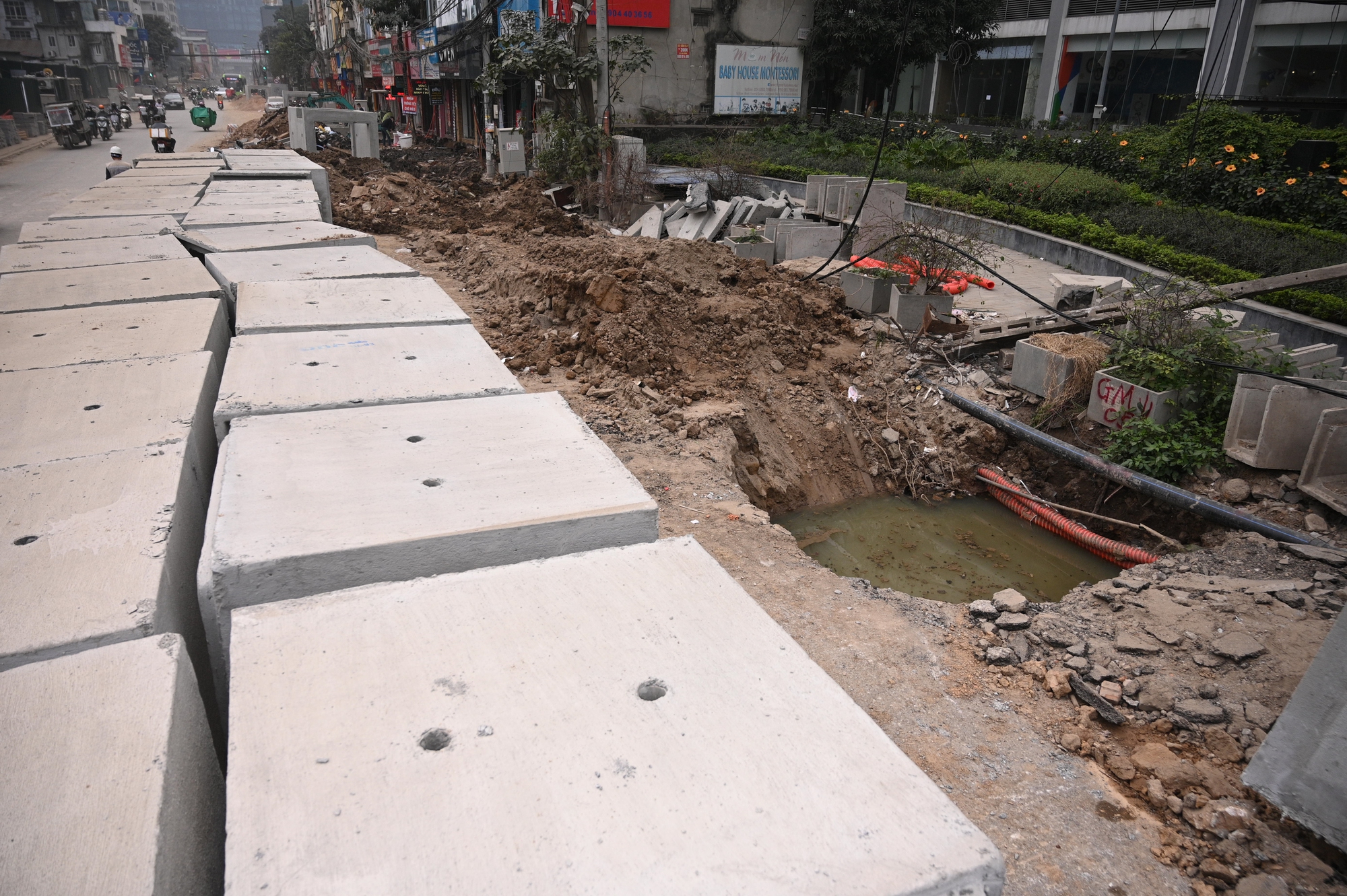 Sát Tết, đường Nguyễn Tuân vẫn ngổn ngang: Người dân Hà Nội "kêu trời" vì bụi mù kèm ùn tắc- Ảnh 5.