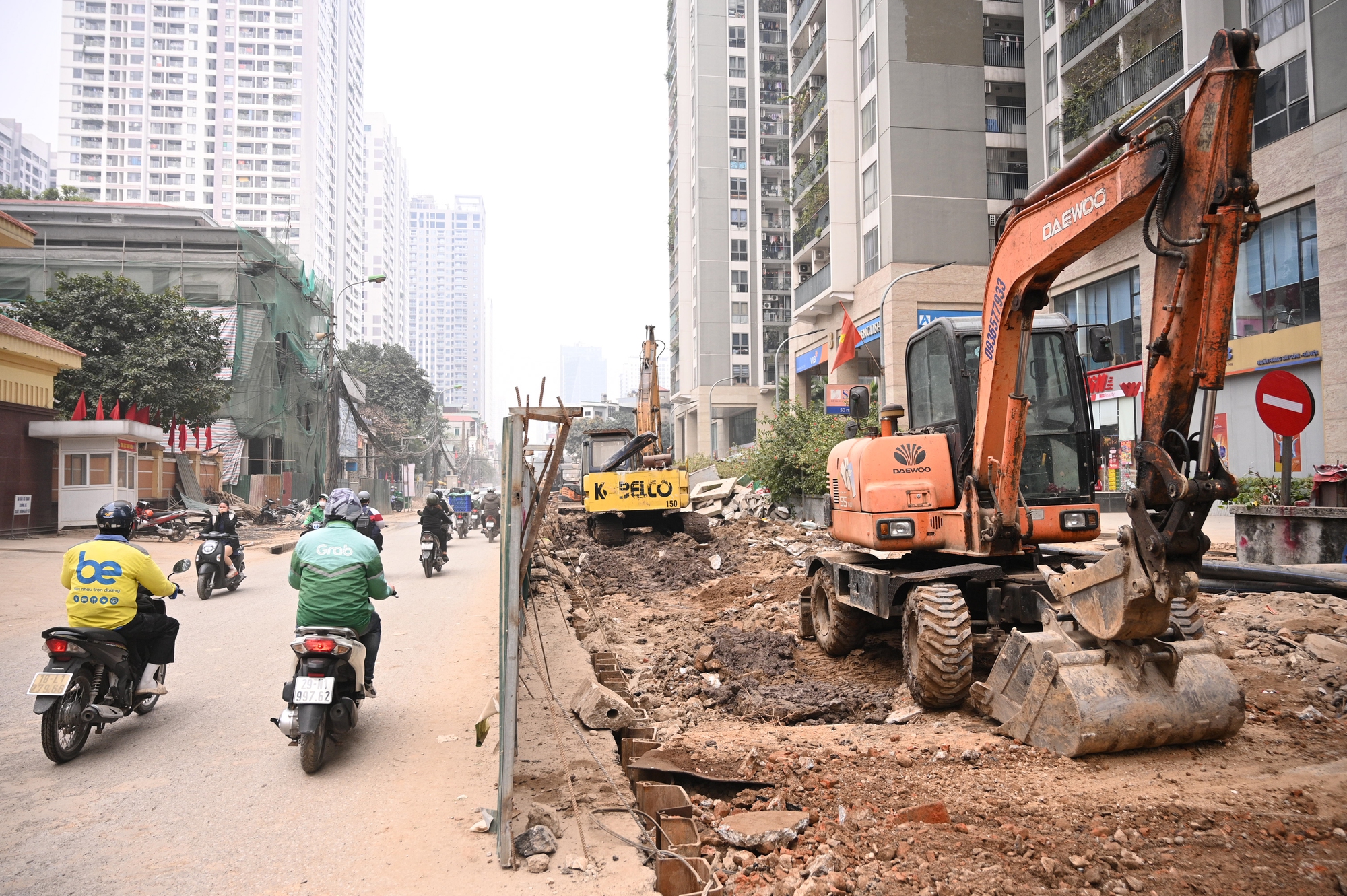 Sát Tết, đường Nguyễn Tuân vẫn ngổn ngang: Người dân Hà Nội "kêu trời" vì bụi mù kèm ùn tắc- Ảnh 1.