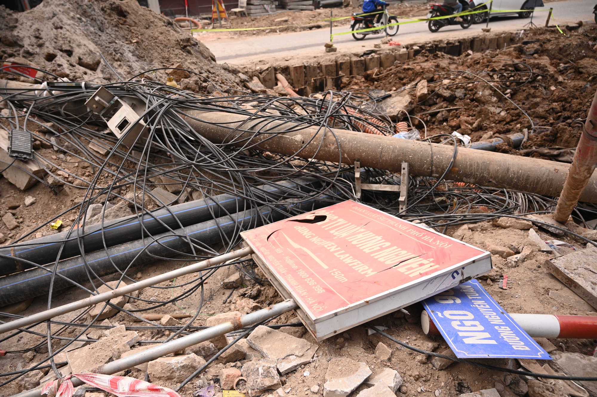 Sát Tết, đường Nguyễn Tuân vẫn ngổn ngang: Người dân Hà Nội "kêu trời" vì bụi mù kèm ùn tắc- Ảnh 11.