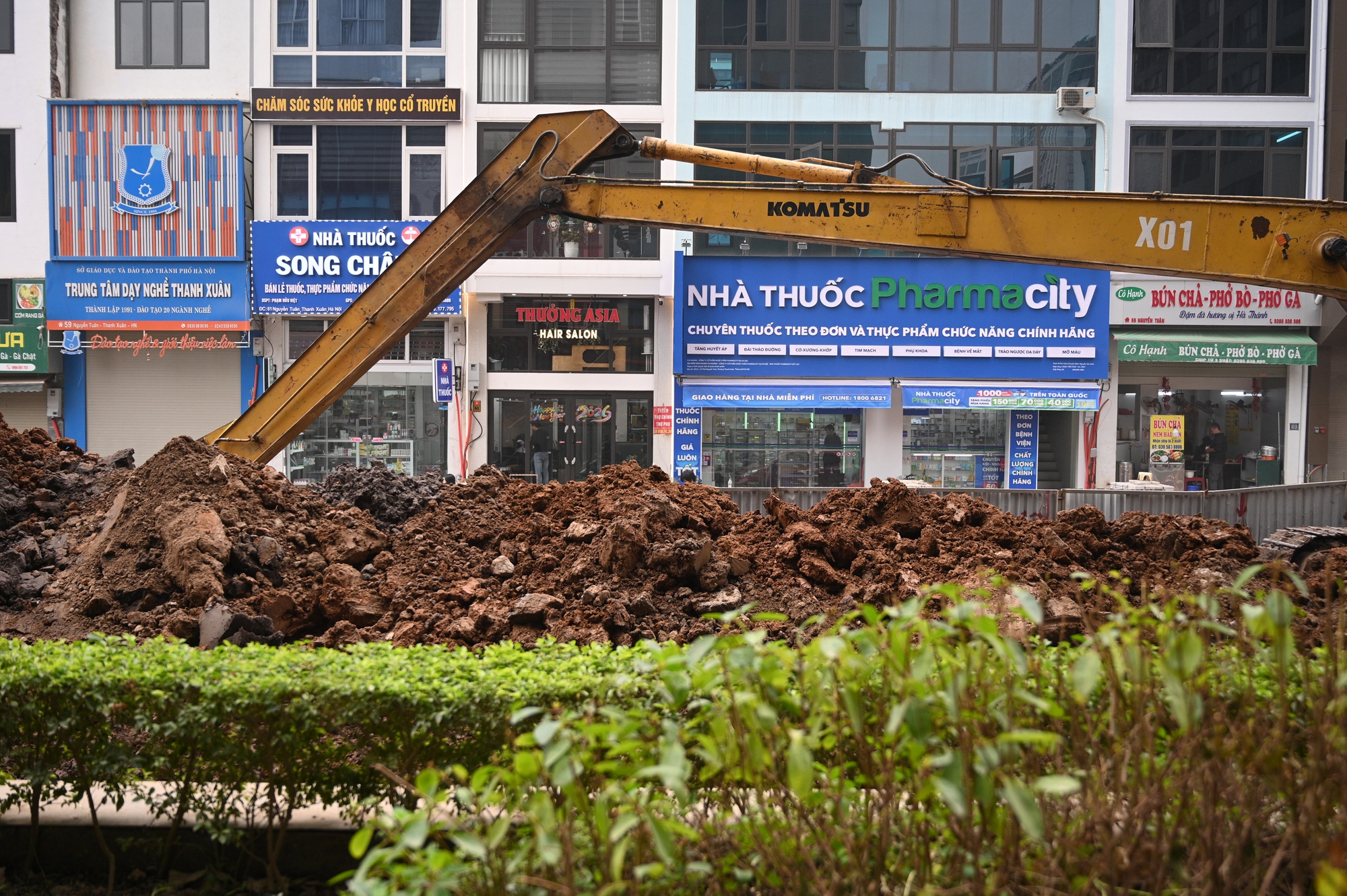 Sát Tết, đường Nguyễn Tuân vẫn ngổn ngang: Người dân Hà Nội "kêu trời" vì bụi mù kèm ùn tắc- Ảnh 13.