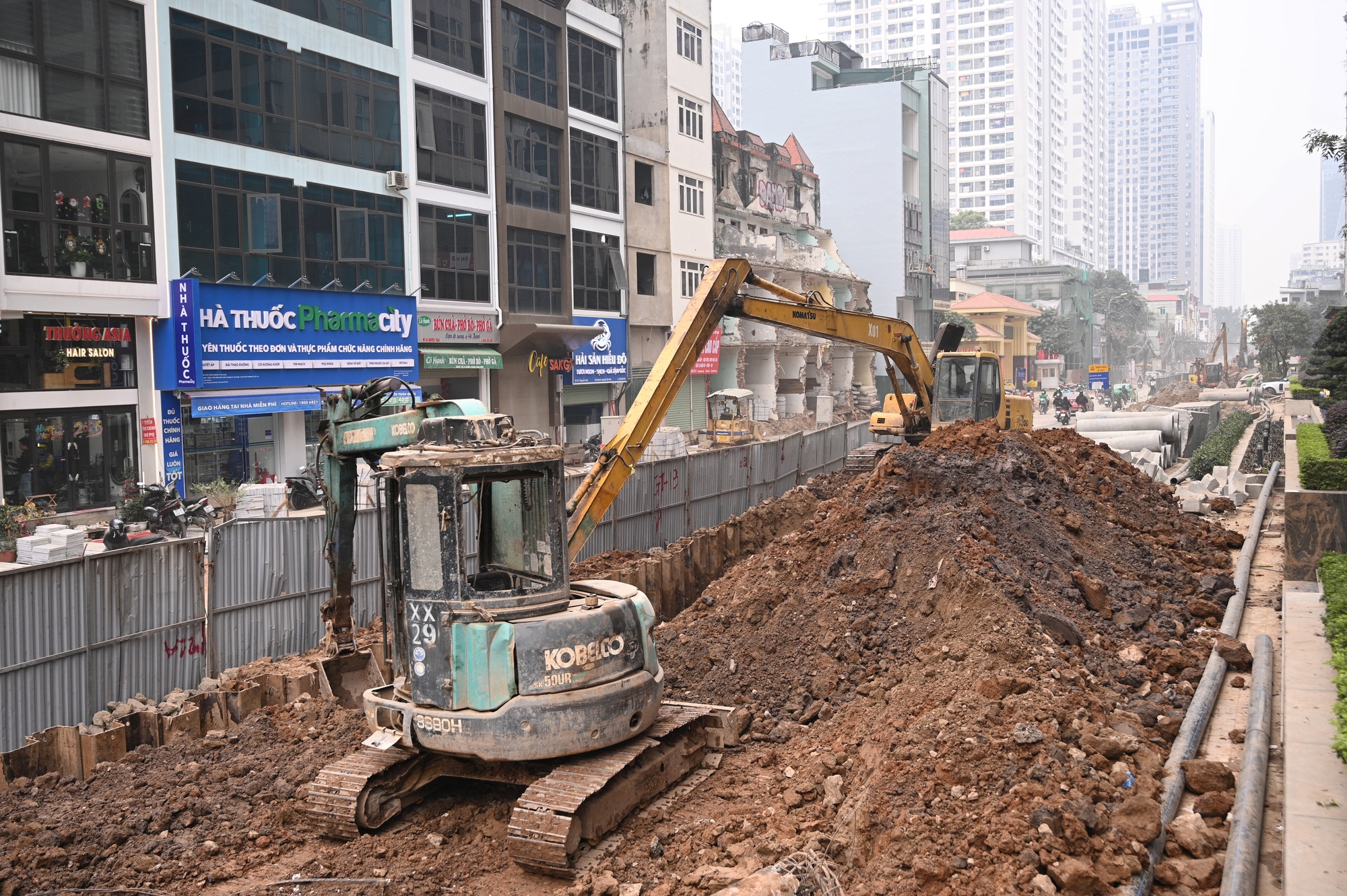 Sát Tết, đường Nguyễn Tuân vẫn ngổn ngang: Người dân Hà Nội "kêu trời" vì bụi mù kèm ùn tắc- Ảnh 17.