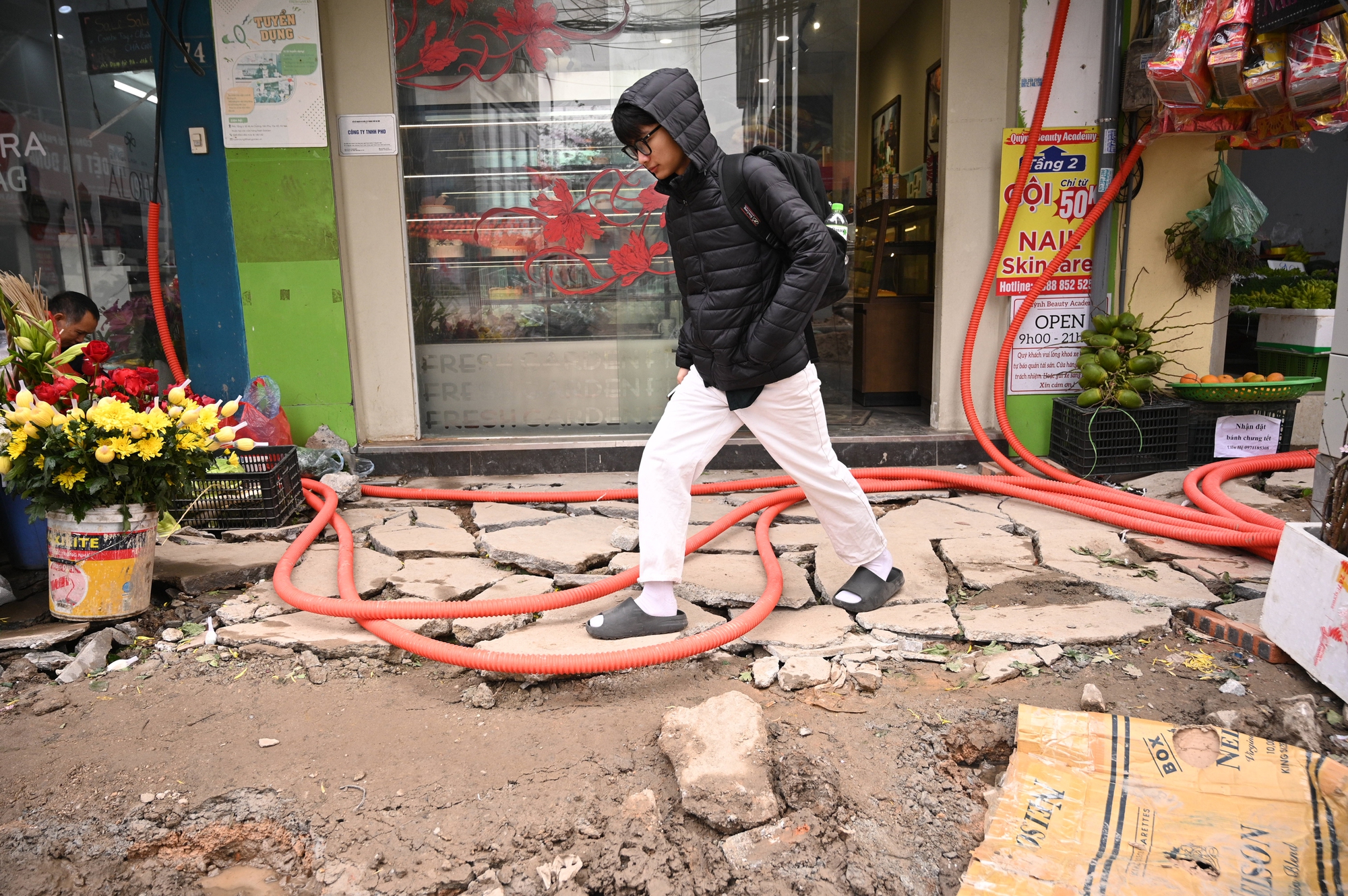 Sát Tết, đường Nguyễn Tuân vẫn ngổn ngang: Người dân Hà Nội "kêu trời" vì bụi mù kèm ùn tắc- Ảnh 20.