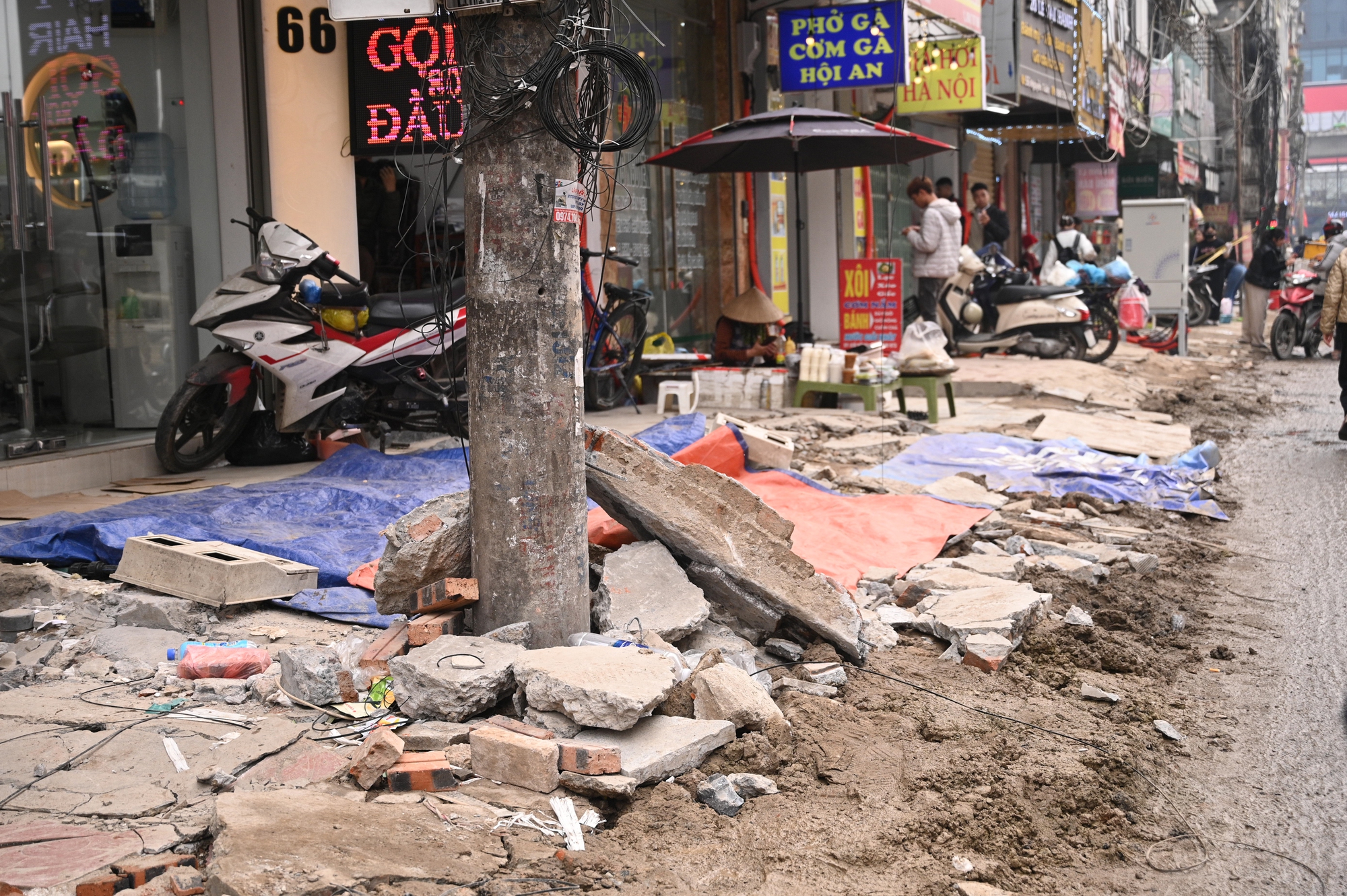 Sát Tết, đường Nguyễn Tuân vẫn ngổn ngang: Người dân Hà Nội "kêu trời" vì bụi mù kèm ùn tắc- Ảnh 14.