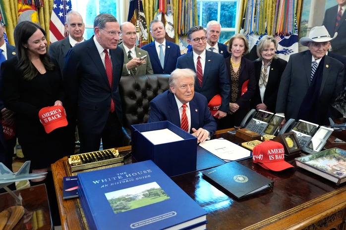 Tổng thống Donald Trump ký dự luật ngân sách, chính phủ Mỹ mở cửa trở lại- Ảnh 1.