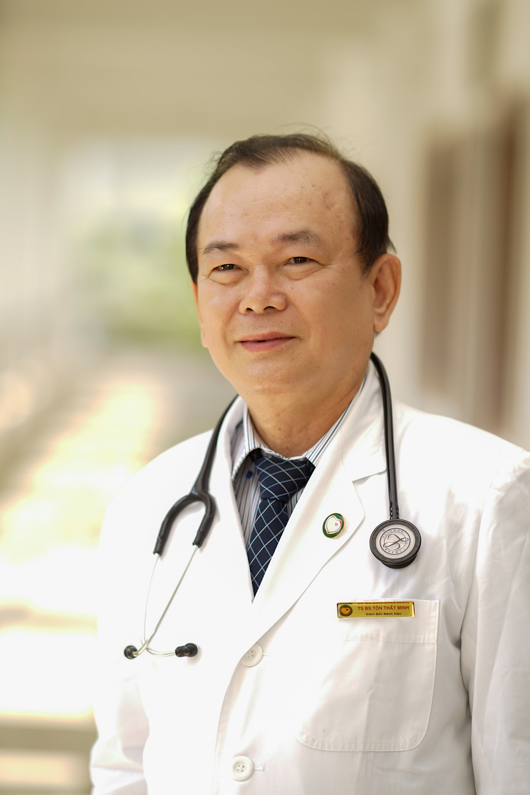 Bác sĩ được trả lương 4,8 tỷ đồng/năm tại BV tim vừa báo lãi 95 tỷ: Học vấn 'cực khủng', từng tu nghiệp ở bệnh viện Pháp và Singapore - Ảnh 1.