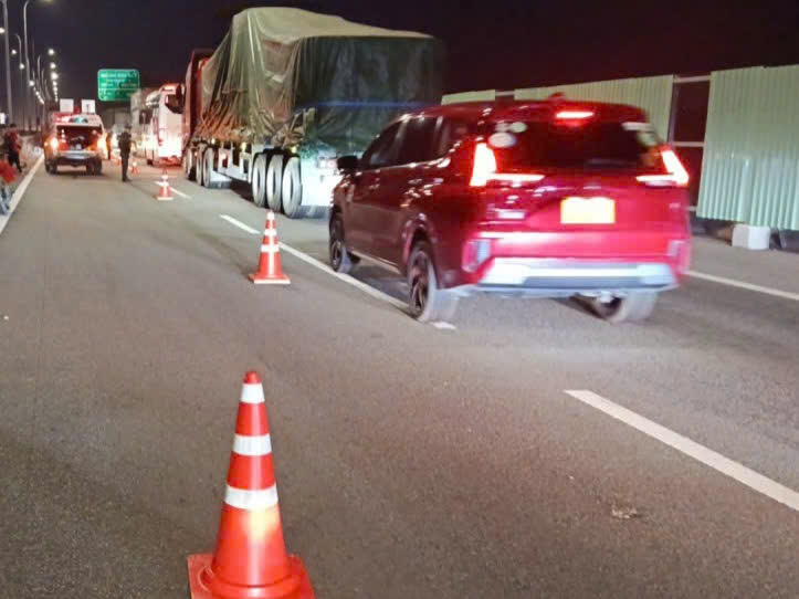 Clip va chạm tóe lửa trên cao tốc TPHCM - Long Thành, 1 tài xế tử vong - Ảnh 1.