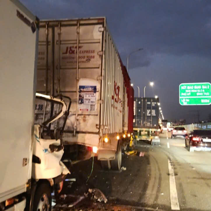 Clip va chạm tóe lửa trên cao tốc TPHCM - Long Thành, 1 tài xế tử vong - Ảnh 2.