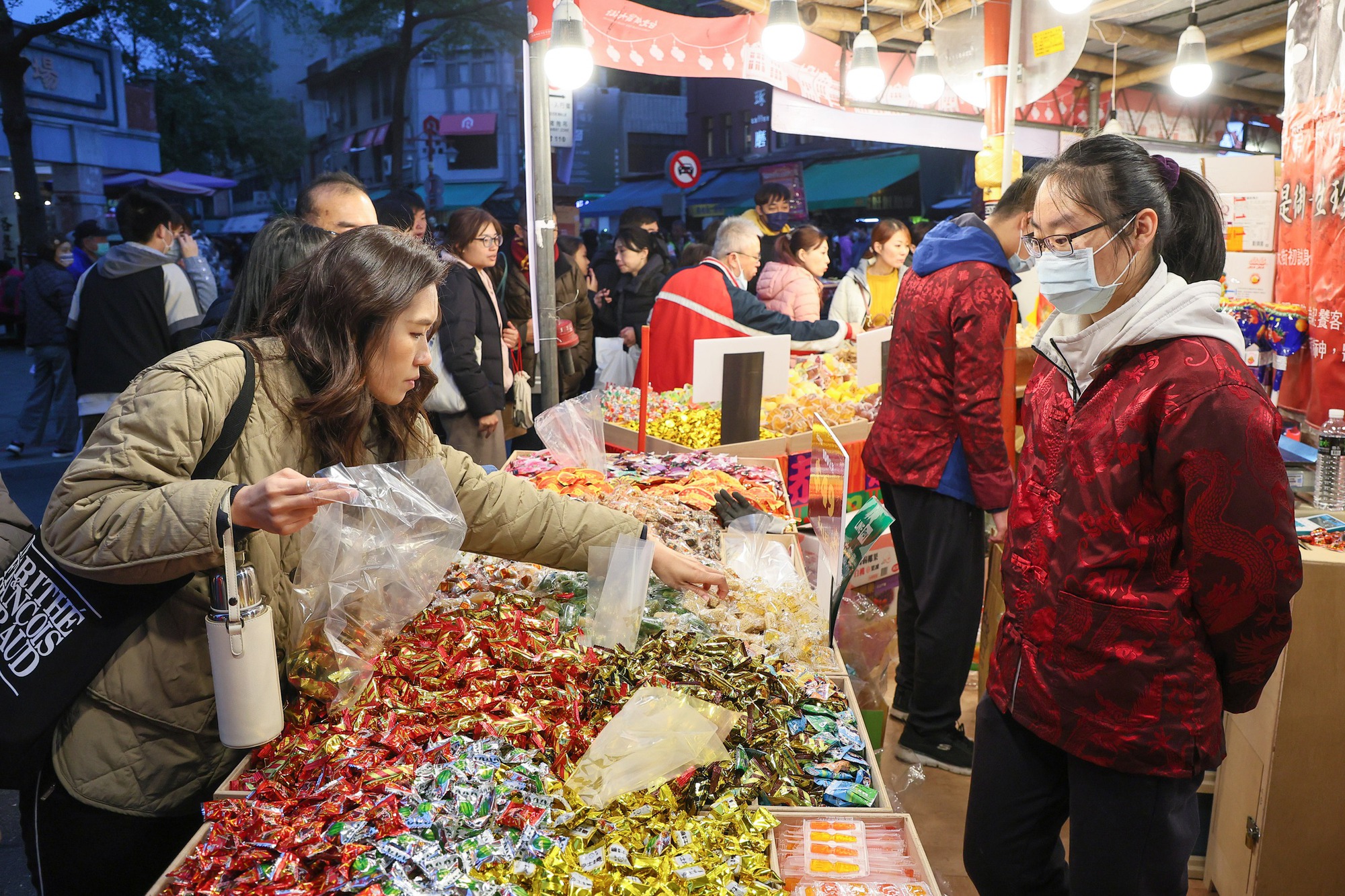 Đi chợ Tết tưởng dễ mà khó: 6 "cạm bẫy mua sắm" quen mặt khiến nhiều gia đình mất tiền oan trước Tết Nguyên đán - Ảnh 3.