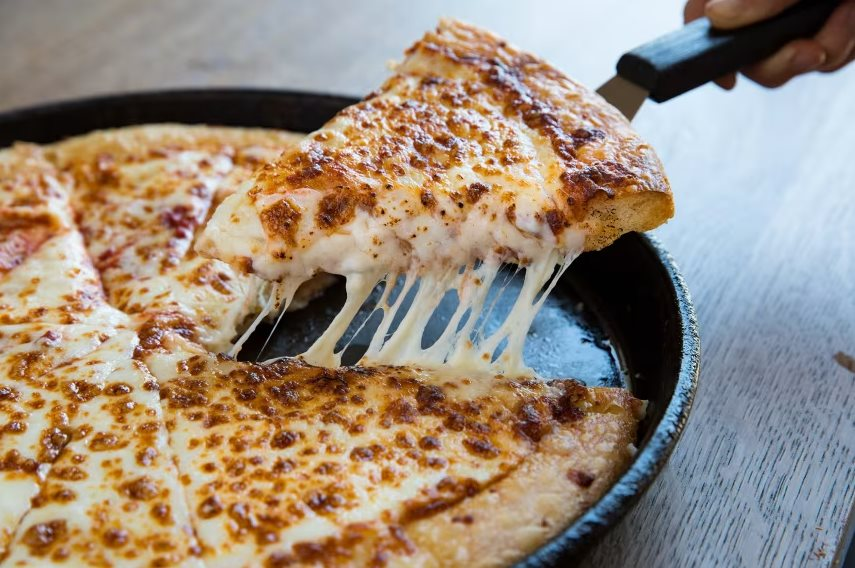 Pizza Hut sắp bay màu 250 cửa hàng, ông chủ Yum! Brands tính đường "bán tháo" vì đã quá chán nản?- Ảnh 1.