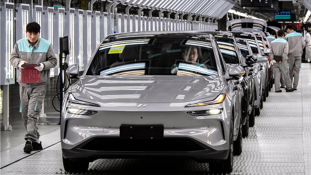 Một loạt hãng xe điện từ BYD đến Xiaomi, Xpeng 'rủ nhau' sụt giảm doanh số, 30 triệu lao động trong ngành lo lắng- Ảnh 1.