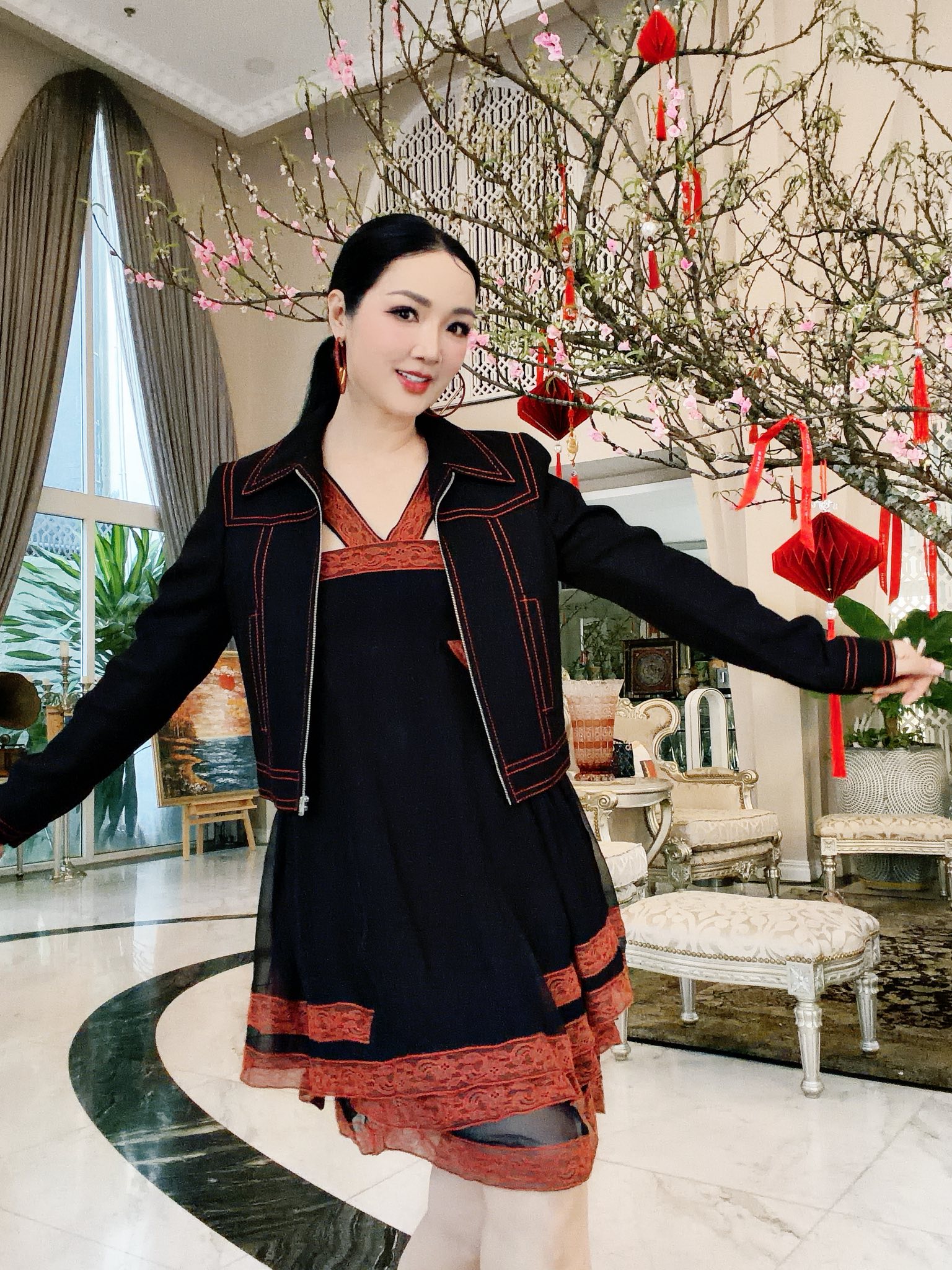 Tết tràn vào biệt thự 1.000m2 của Hoa hậu “34 năm không có người kế vị”- Ảnh 1.