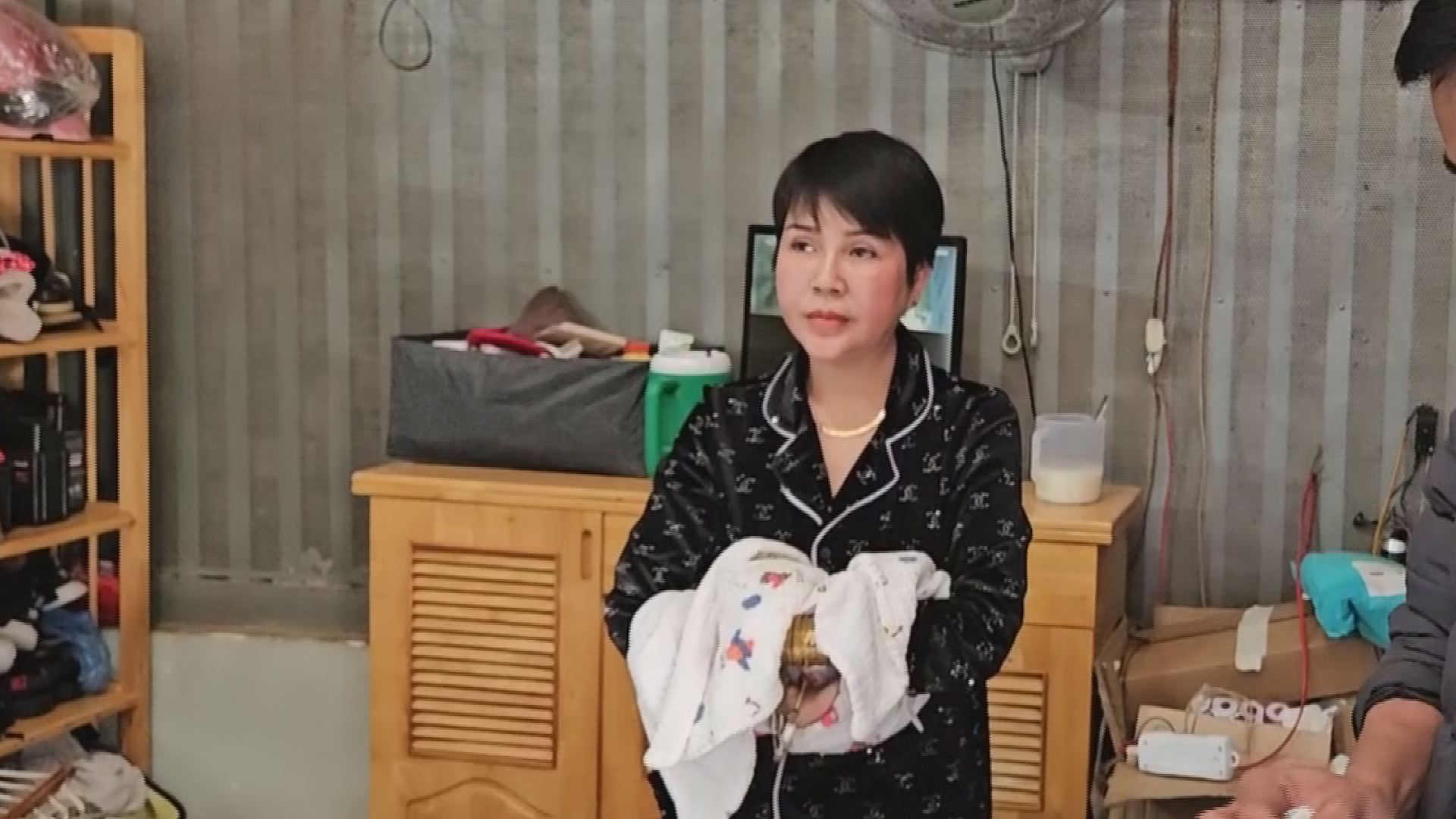 Ra lệnh bắt tạm giam Lưu Thị Cẩm Nhung và 4 người đàn ông- Ảnh 1.