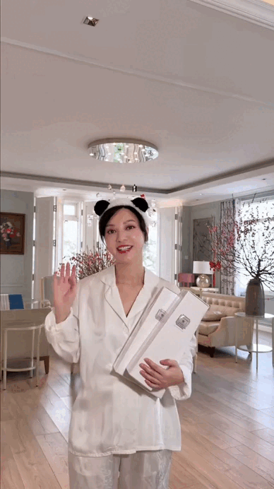 Ngay lúc này, trong penthouse tầng 36 của "phú bà" Hannah Olala: Cành đào nở rộ như pháo hoa, góc nào cũng ngập vibe Tết - Ảnh 2.