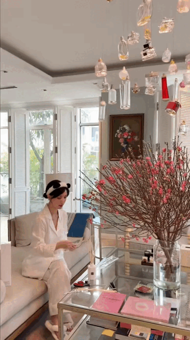 Ngay lúc này, trong penthouse tầng 36 của "phú bà" Hannah Olala: Cành đào nở rộ như pháo hoa, góc nào cũng ngập vibe Tết - Ảnh 3.