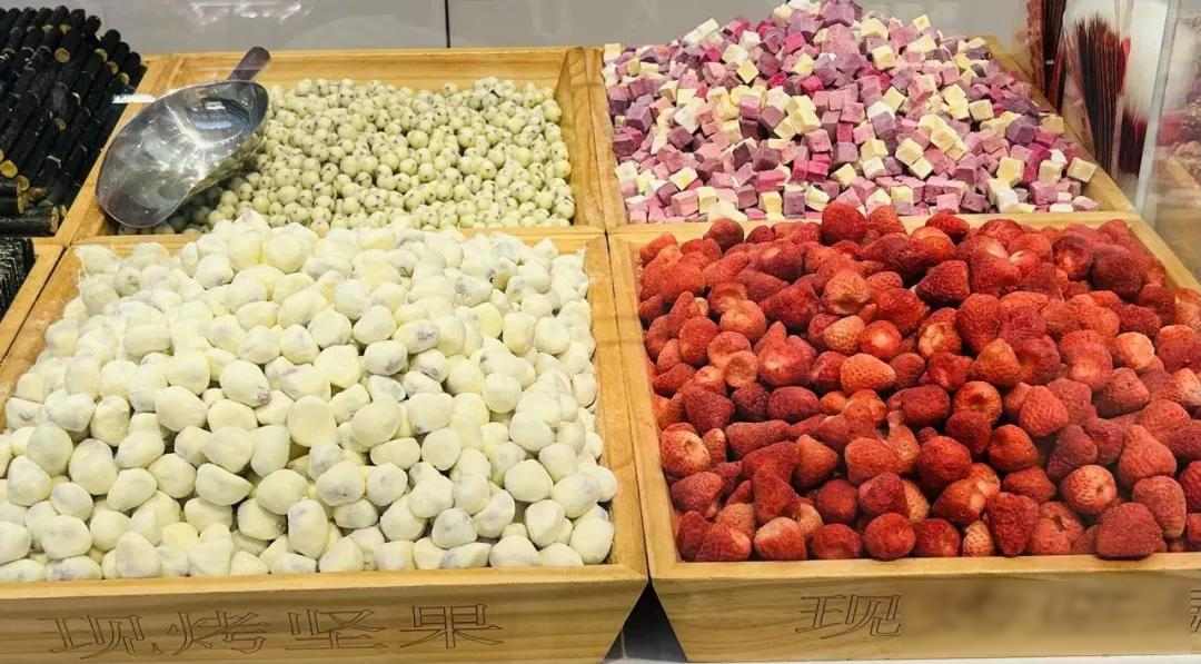 Đi chợ Tết tưởng dễ mà khó: 6 "cạm bẫy mua sắm" quen mặt khiến nhiều gia đình mất tiền oan trước Tết Nguyên đán - Ảnh 2.