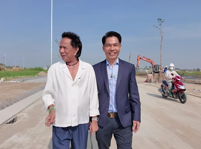 Nam danh hài U70 xuống tiền mua biệt thự lô góc, 2 miếng đất nền ở Long An- Ảnh 1.