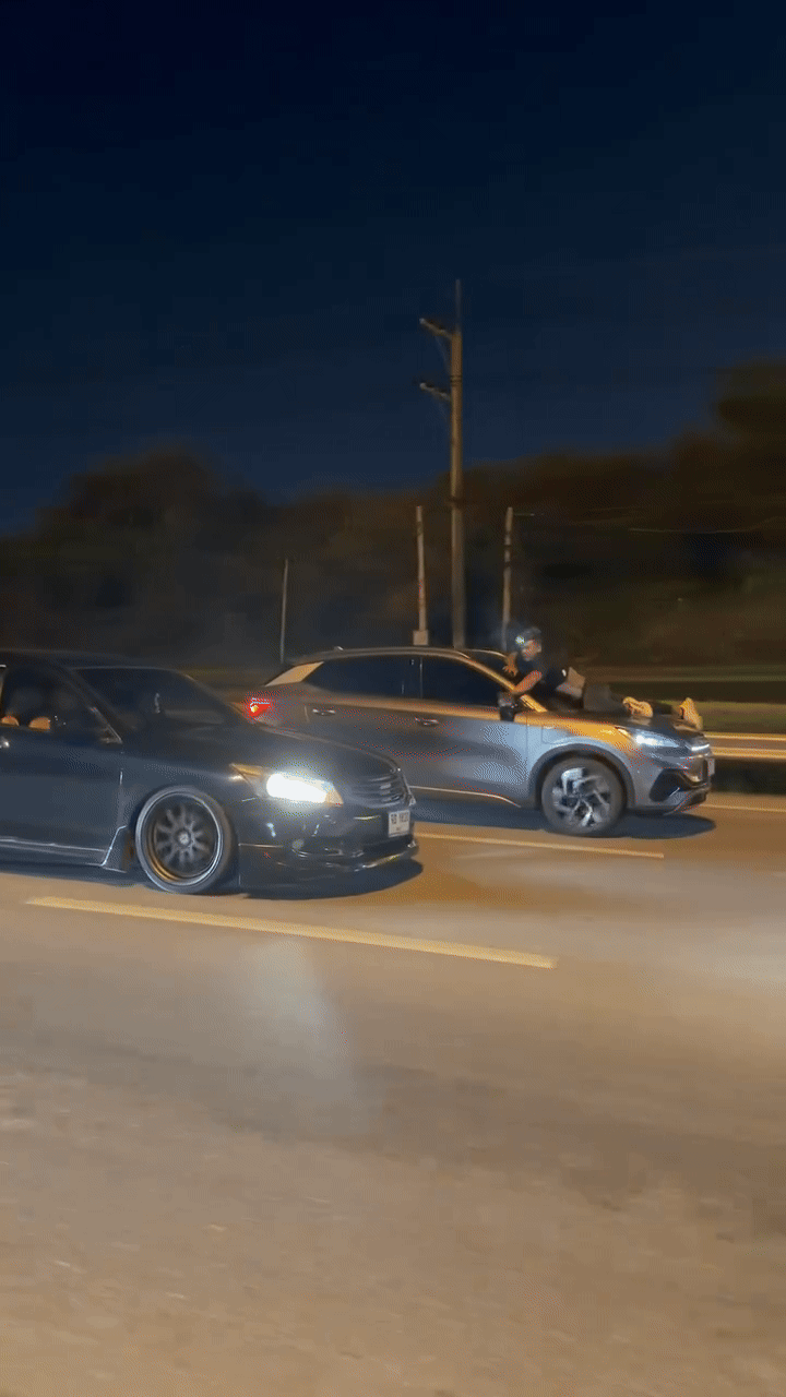 Chiếc ô tô di chuyển nhanh, người đàn ông bám trên nắp capo hét lớn, câu chuyện đằng sau gây tranh cãi- Ảnh 1.