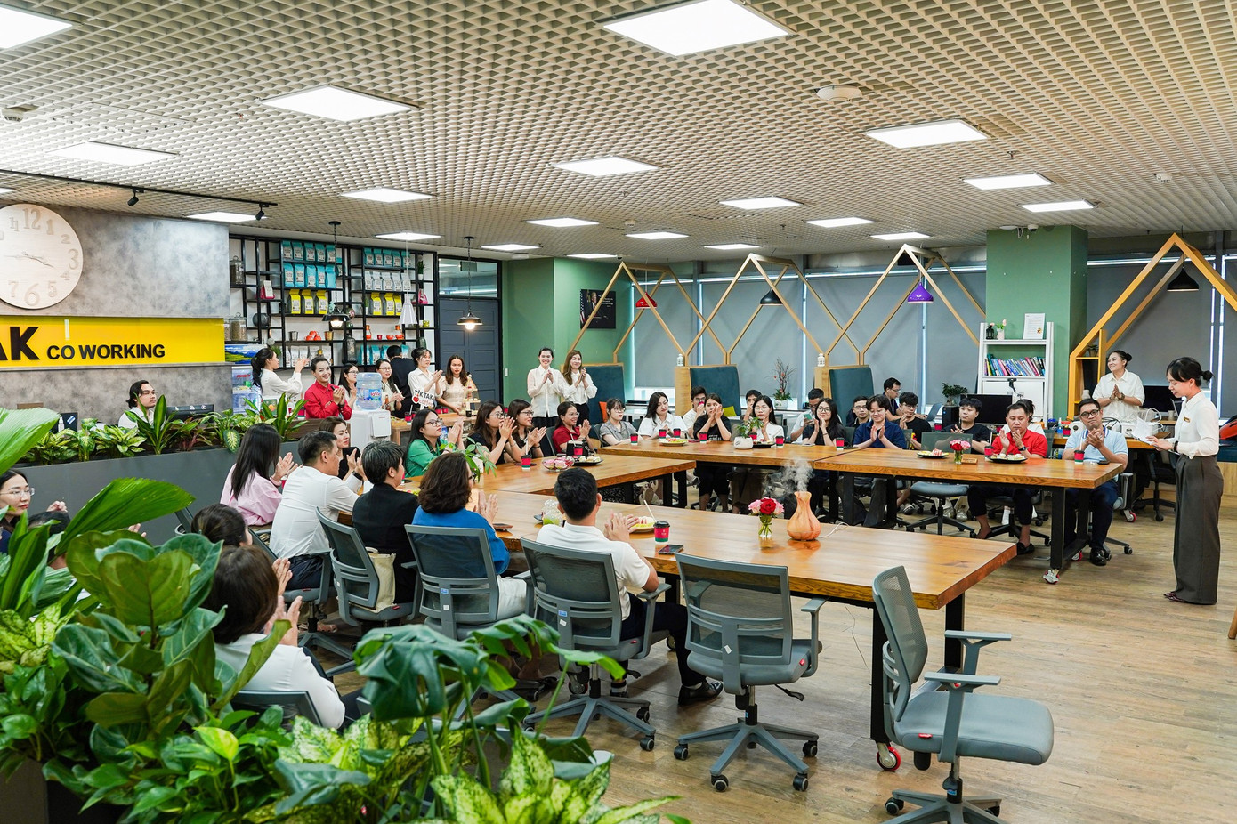 Chuỗi Coworking lớn nhất Hà Nội khai trương cơ sở thứ 9 tại vị trí đắc địa ít ai ngờ đến - Ảnh 1.