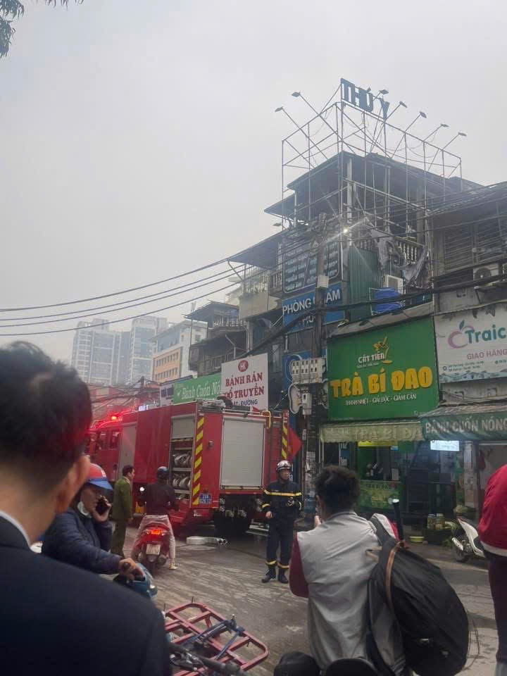 Hà Nội: Cháy lớn tại phố Trần Cung, cột khói bốc cao cuồn cuộn - Ảnh 2.