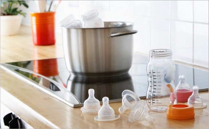 Dùng nước sôi "tráng bình sữa", bé 6 tháng tuổi mắc bệnh dạ dày - Ảnh 3.