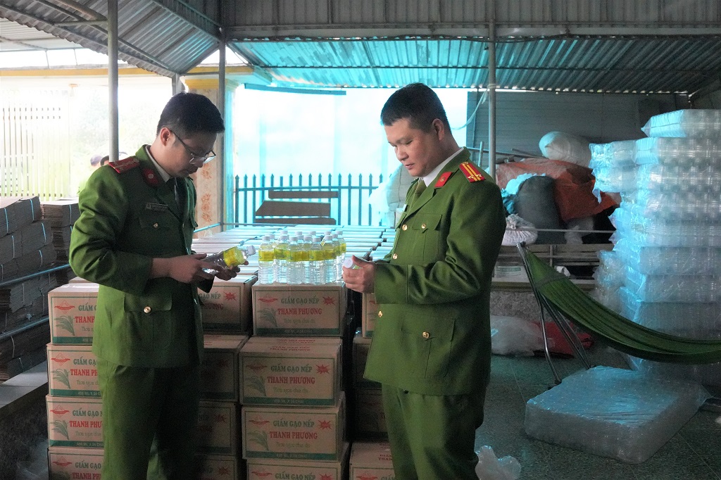 Cơ quan chức năng vừa bắt giữ 1 đối tượng chuyên sản xuất giấm giả: Trong nửa năm cung cấp khoảng 60.000 chai giấm chưa toàn axit acetic công nghiệp ra thị trường - Ảnh 1.