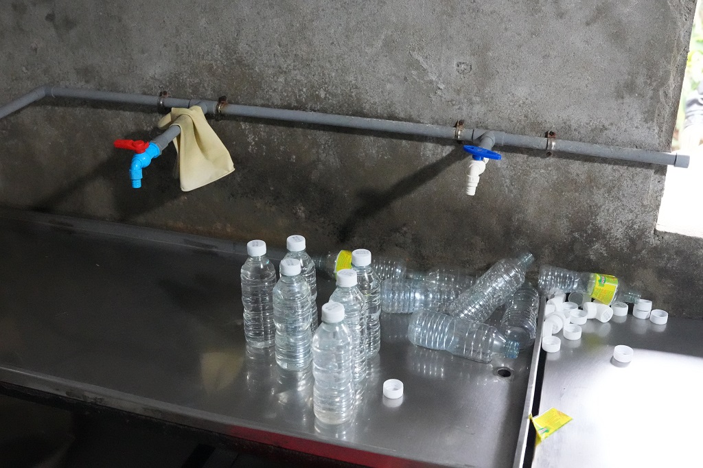 Cơ quan chức năng vừa bắt giữ 1 đối tượng chuyên sản xuất giấm giả: Trong nửa năm cung cấp khoảng 60.000 chai giấm chưa toàn axit acetic công nghiệp ra thị trường - Ảnh 2.