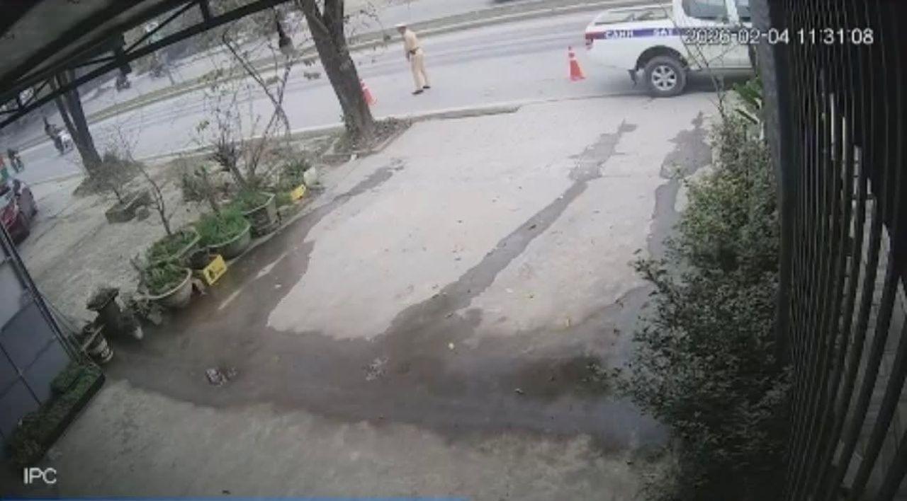 Cú đánh lái bất thường của tài xế vụ CSGT bị tông tử vong khi đang làm nhiệm vụ - Ảnh 3.