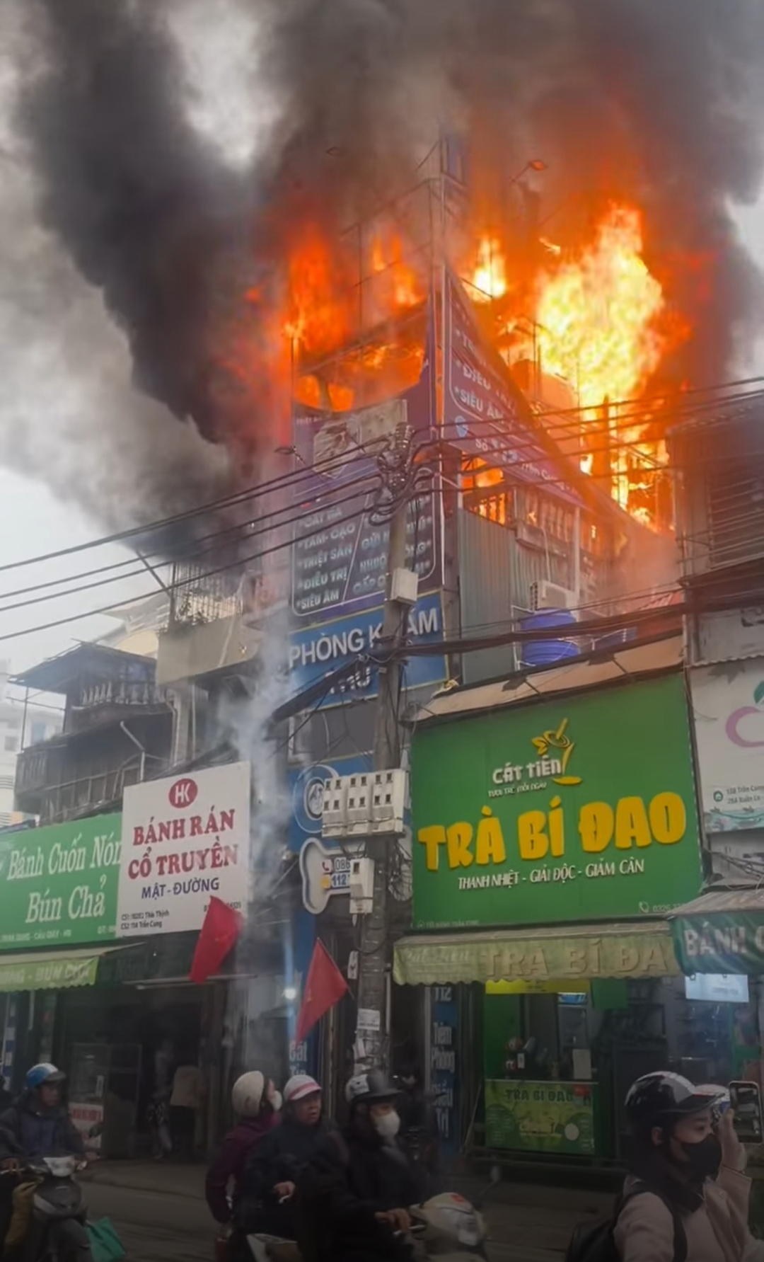 Hà Nội: Cháy lớn tại phố Trần Cung, cột khói bốc cao cuồn cuộn - Ảnh 1.