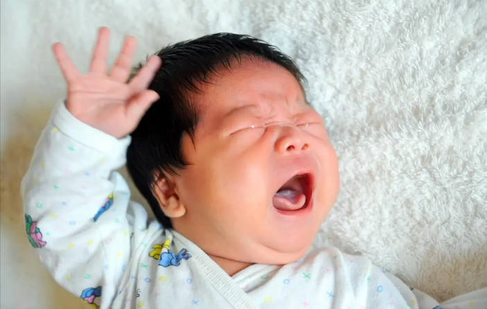 Dùng nước sôi "tráng bình sữa", bé 6 tháng tuổi mắc bệnh dạ dày - Ảnh 1.