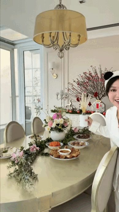 Ngay lúc này, trong penthouse tầng 36 của "phú bà" Hannah Olala: Cành đào nở rộ như pháo hoa, góc nào cũng ngập vibe Tết - Ảnh 4.