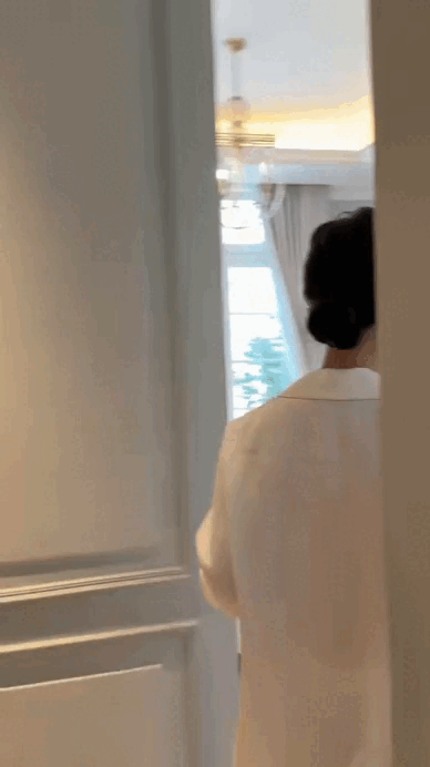 Ngay lúc này, trong penthouse tầng 36 của "phú bà" Hannah Olala: Cành đào nở rộ như pháo hoa, góc nào cũng ngập vibe Tết - Ảnh 6.