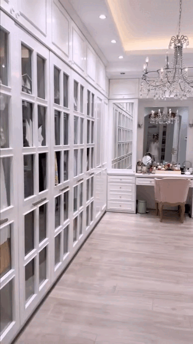 Ngay lúc này, trong penthouse tầng 36 của "phú bà" Hannah Olala: Cành đào nở rộ như pháo hoa, góc nào cũng ngập vibe Tết - Ảnh 7.