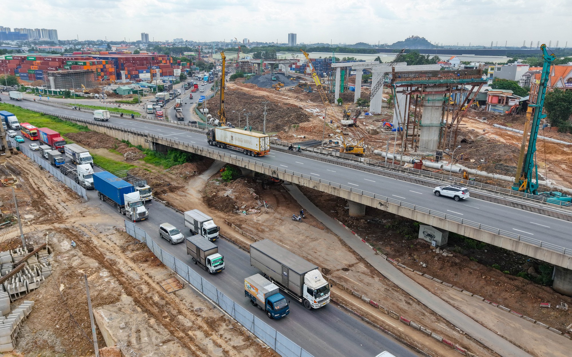 Cầu vượt Tân Vạn thử nghiệm phân luồng  - Ảnh 1.