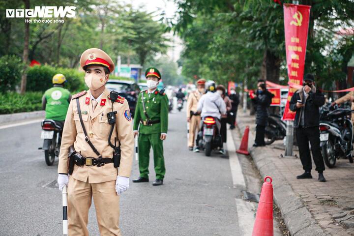 Uống rượu bia rồi dắt xe qua chốt kiểm soát của CSGT có bị phạt?- Ảnh 1.