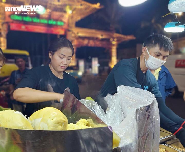 Vợ chồng trẻ bán xôi sầu riêng nổi tiếng tại Công viên Đầm Sen , TP . HCM - Ảnh 1.