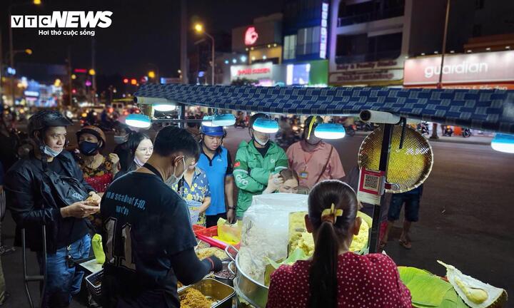 Vợ chồng trẻ bán xôi sầu riêng nổi tiếng tại Công viên Đầm Sen , TP . HCM - Ảnh 3.